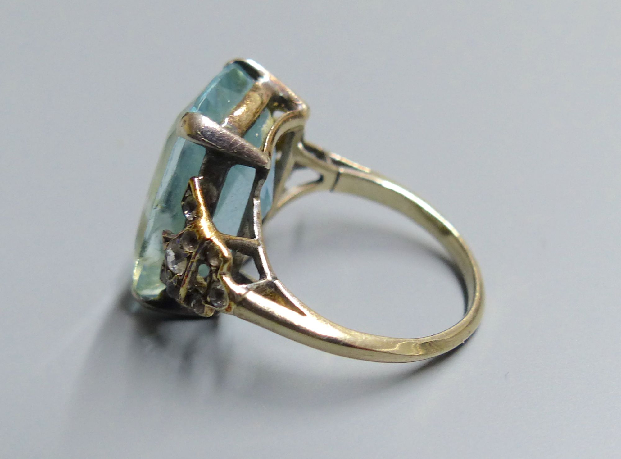An early 20th century yellow metal, aquamarine and white stone chip set dress ring, size J, gross 5.2 grams.